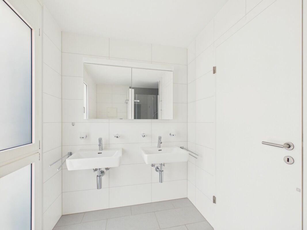 Modernes Doppelwaschbecken-Bad
