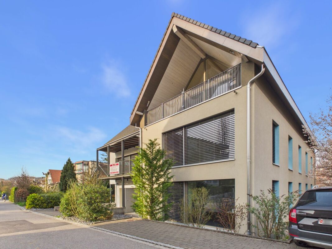 Mehrfamilienhaus mit Balkon und modernem Satteldach