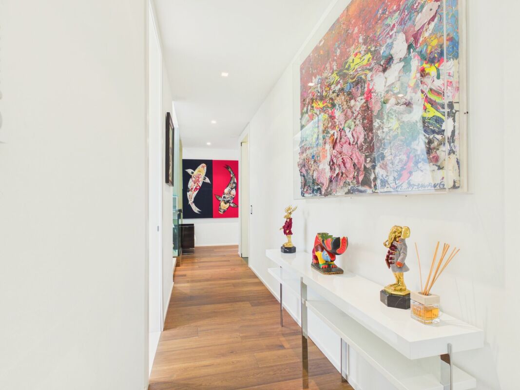 Moderner Flur mit Kunst und Dekoration
