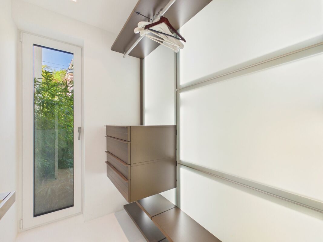 Heller begehbarer Kleiderschrank mit Fenster