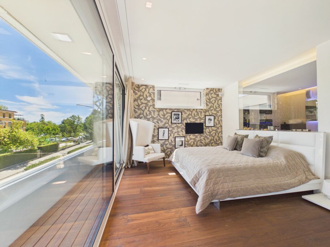 Modernes Schlafzimmer mit großflächiger Glasfront