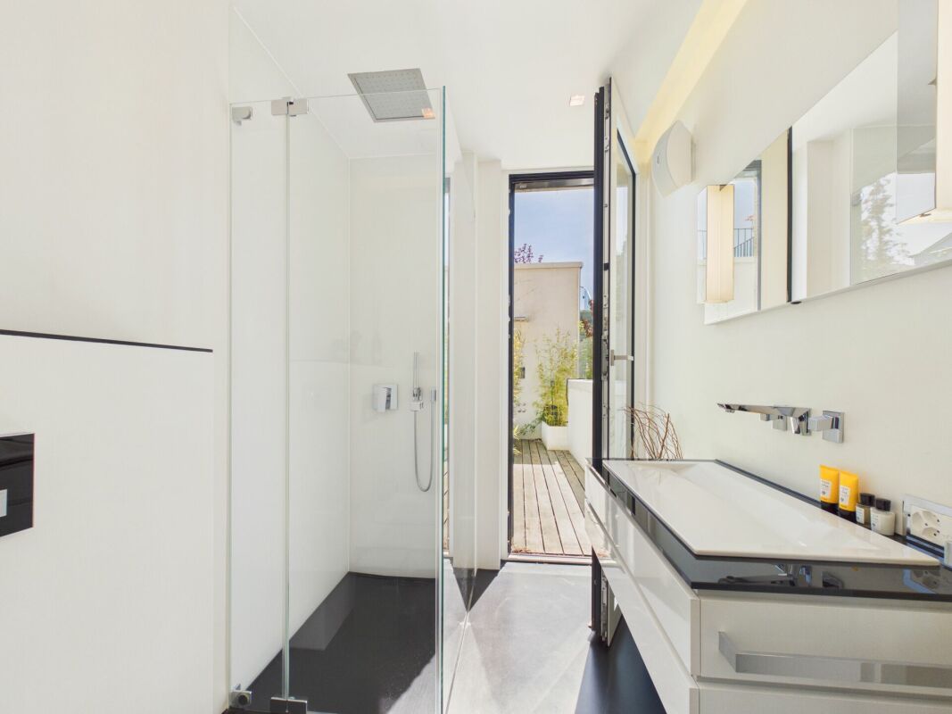 Modernes Badezimmer mit Dusche und Waschtisch