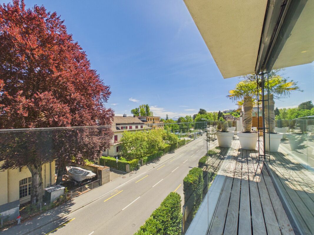 Balkon mit Straßenblick