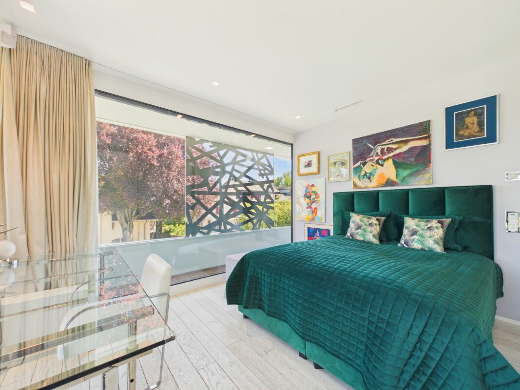 Modernes Schlafzimmer mit großem Fenster