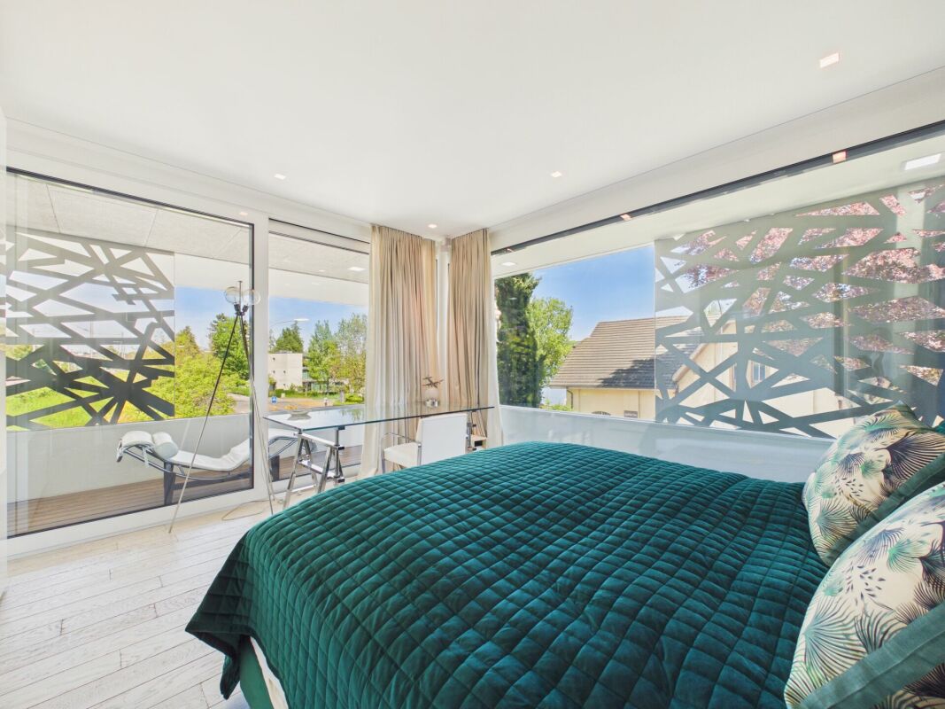 Schlafzimmer mit bodentiefen Fenstern