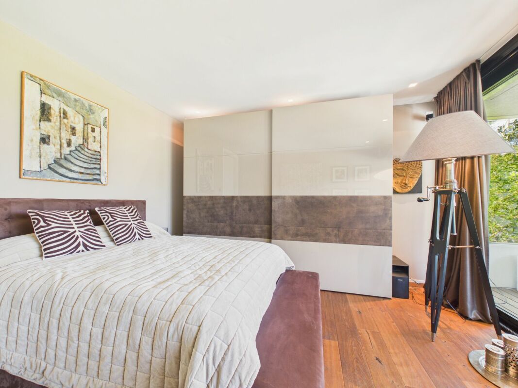 Schlafzimmer mit Fenster und großem Kleiderschrank