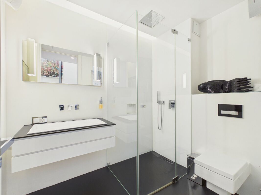 Modernes Badezimmer mit bodengleicher Dusche