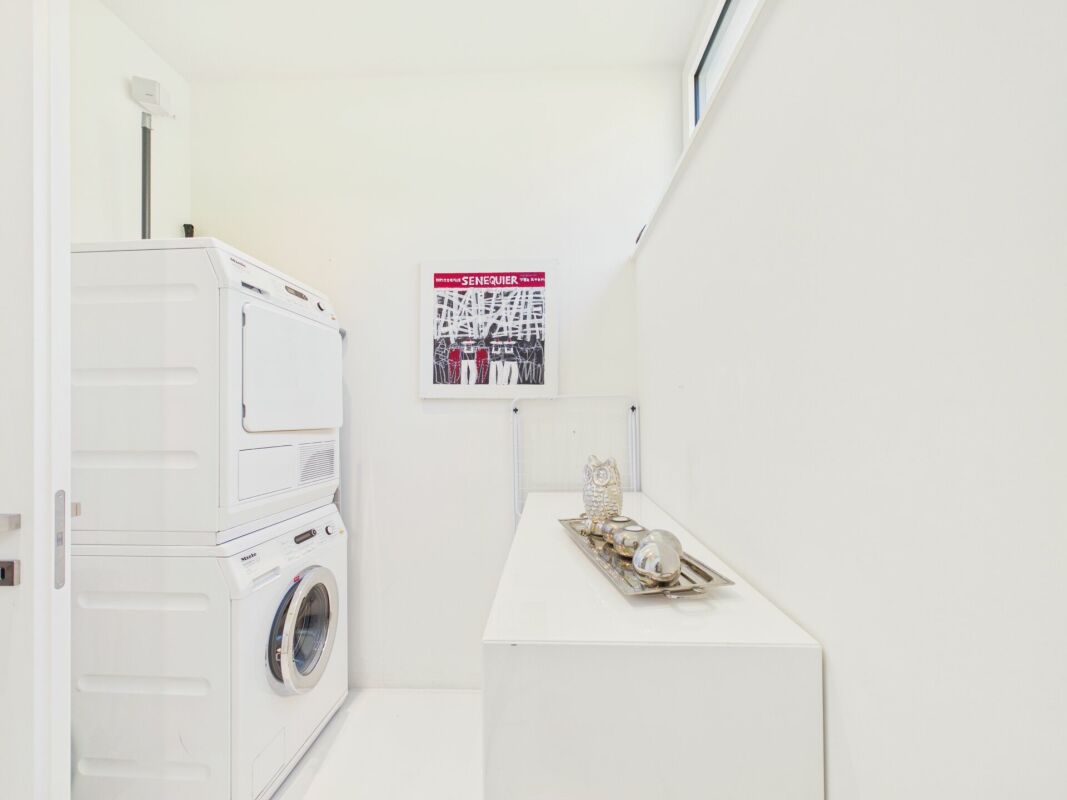 Hauswirtschaftsraum mit Trockner und Waschmaschine
