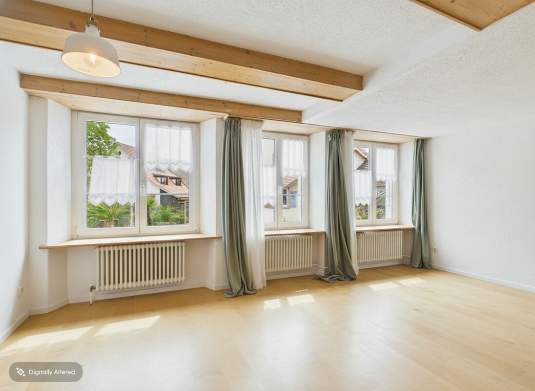 Heller leerer Wohnraum mit Holzdecke