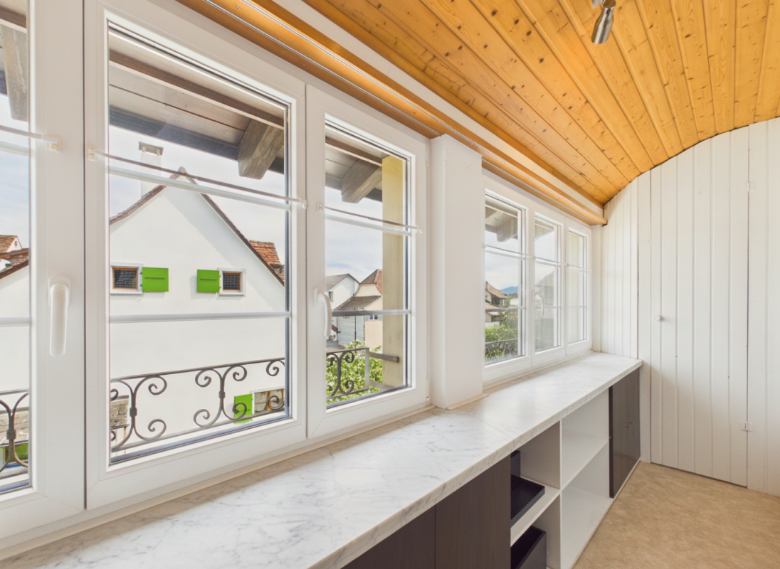 Heller Dachraum mit großen Fenstern und Einbauschrank