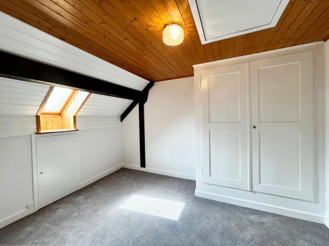 Ausgebauter Dachraum mit eingebautem Kleiderschrank