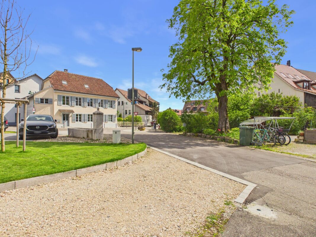 Straßenansicht eines ruhigen Wohnviertels
