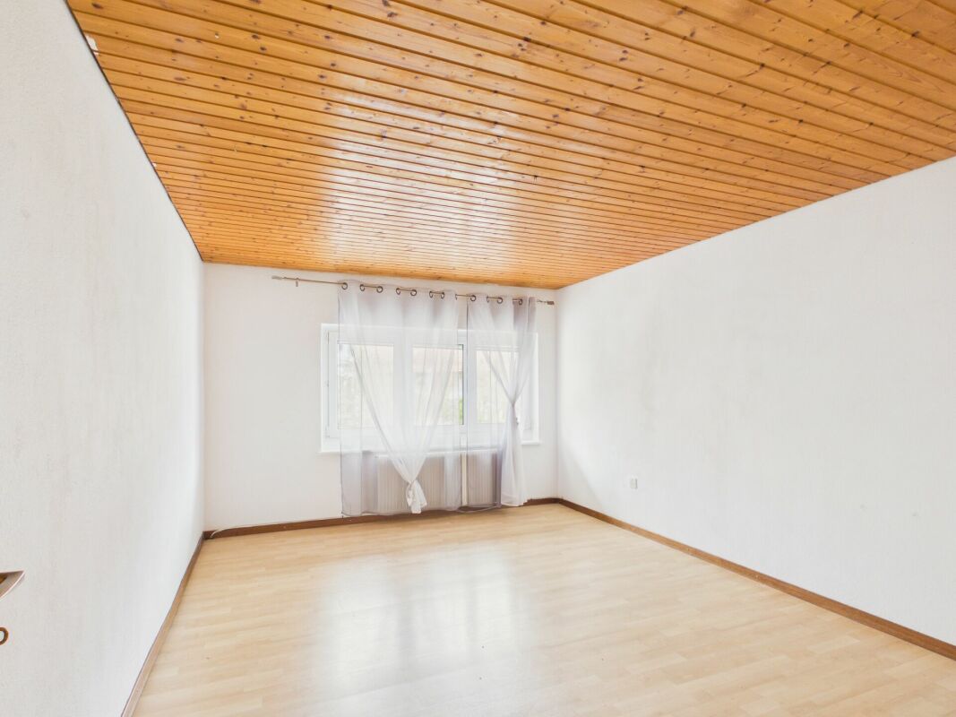 Leeres Zimmer mit Holzdecke