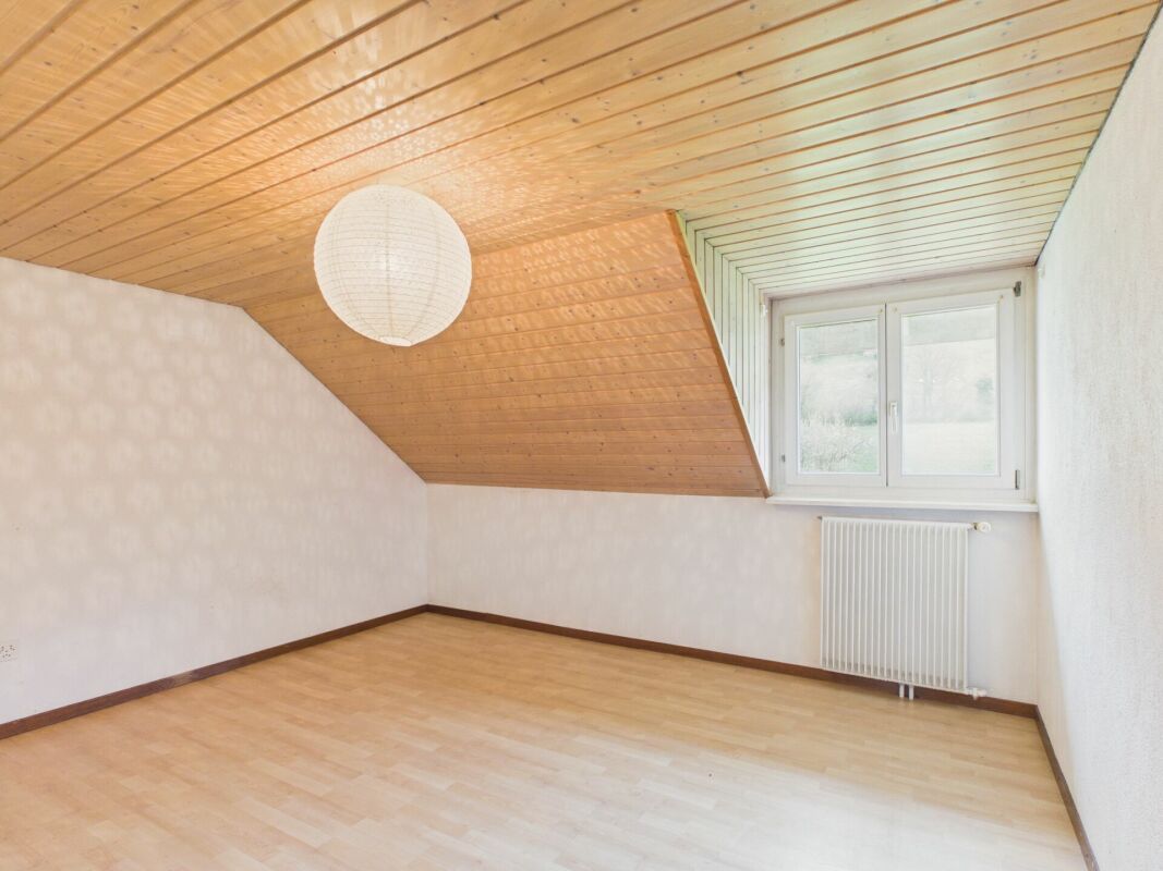Dachzimmer mit Holzdecke