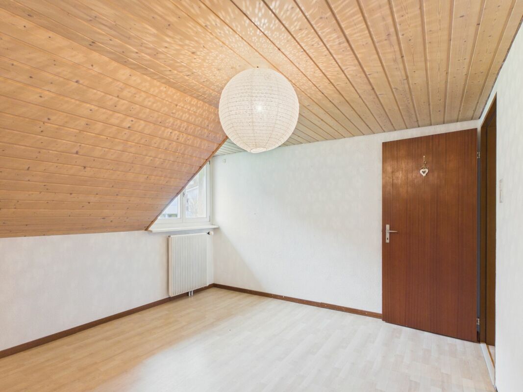 Dachzimmer mit Holzdecke