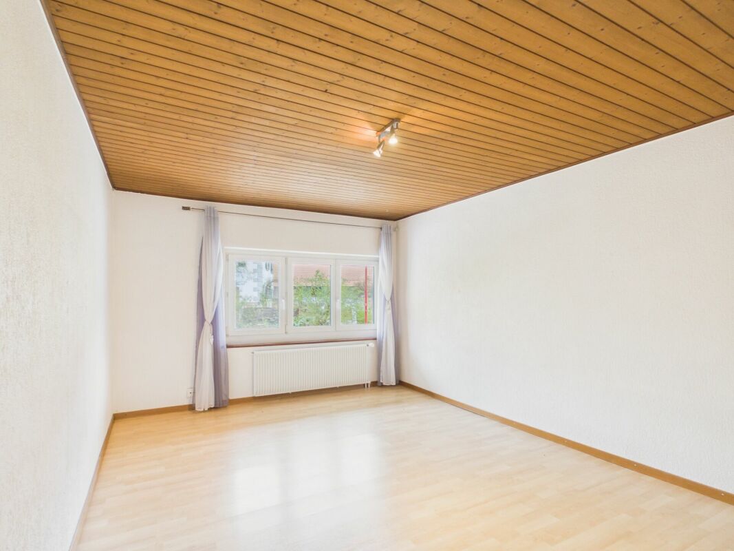 Leerer Wohnraum mit Holzdecke