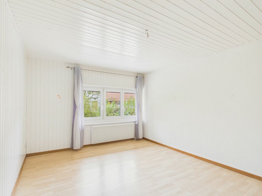 Heller leerer Raum mit Fensterfront