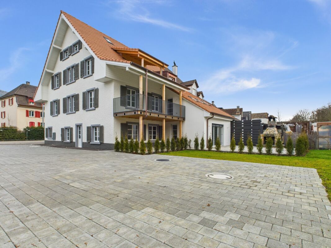 Großes Wohnhaus mit gepflasterter Zufahrt