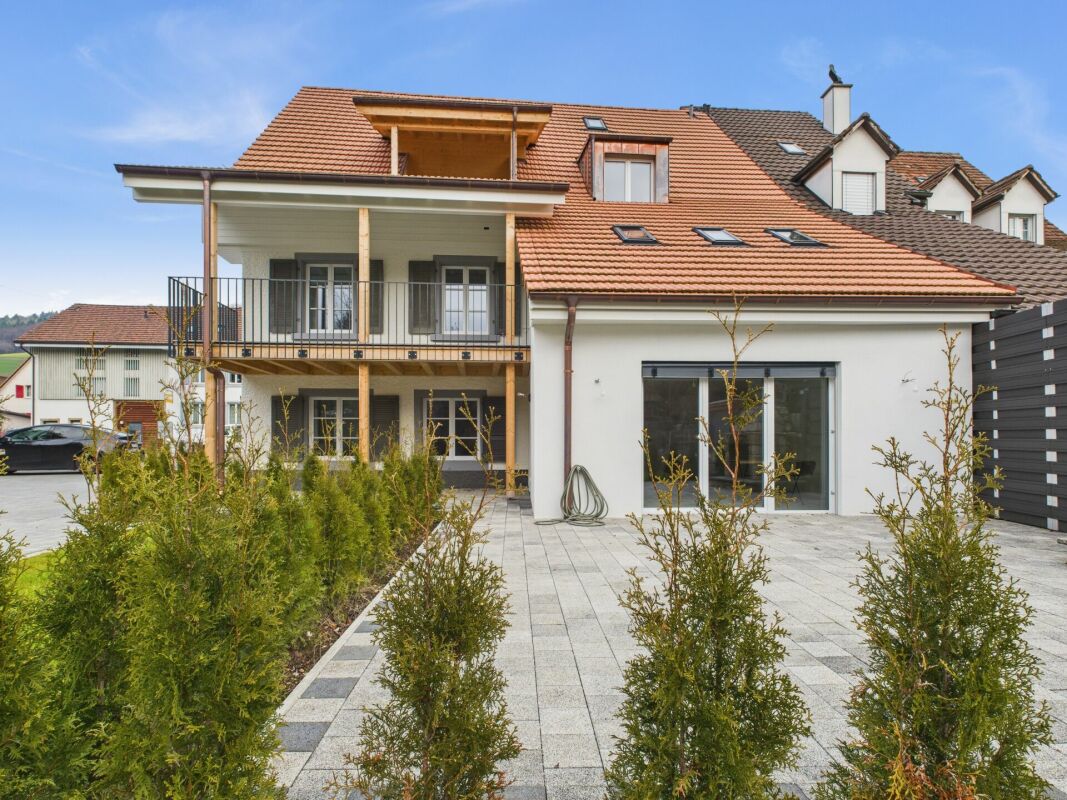 Außenansicht eines modernen Wohnhauses mit Terrasse und Balkon