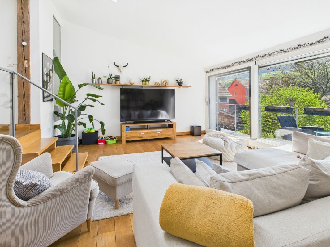 Helles Wohnzimmer mit Blick ins Grüne