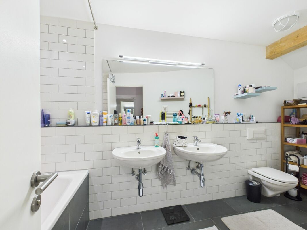 Helles Badezimmer mit Doppelwaschbecken und Badewanne