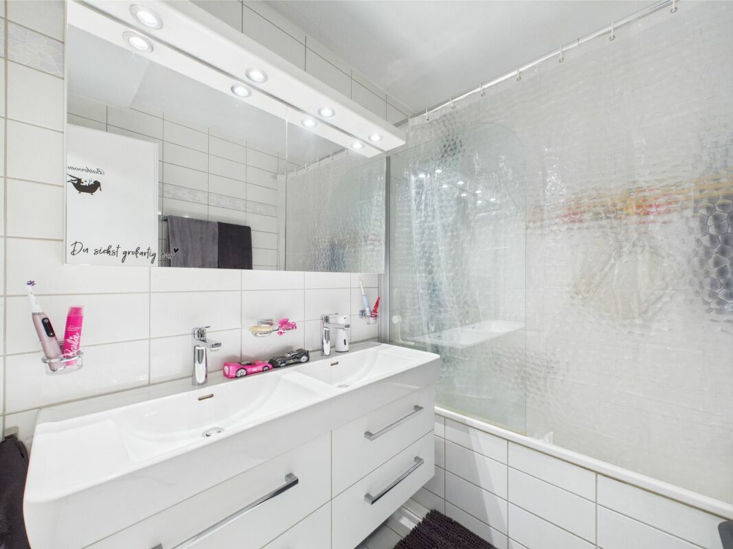 Modernes Badezimmer mit Doppelwaschtisch und Badewanne