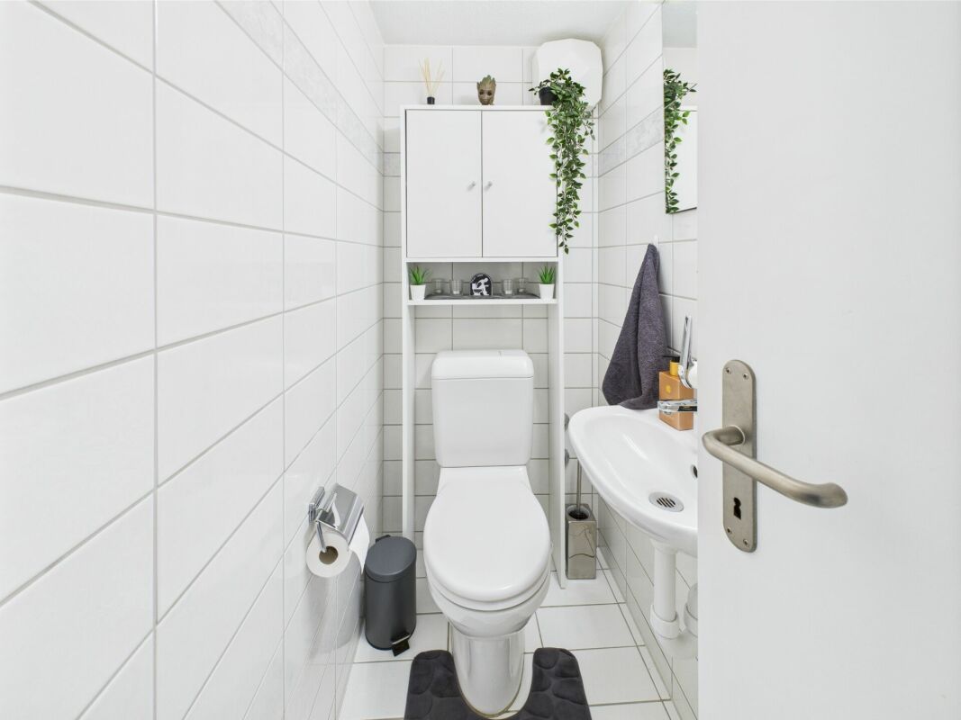 Kleines Gäste-WC mit weißer Sanitärausstattung