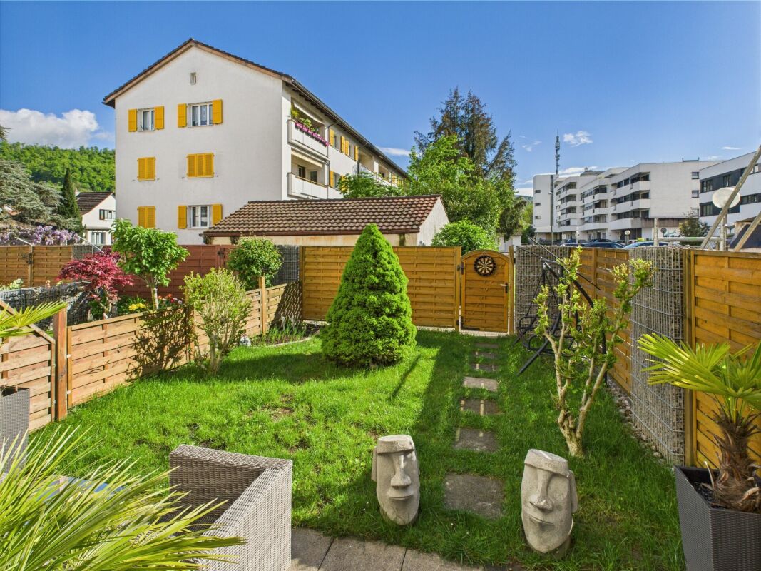 Garten mit Wohnhaus im Hintergrund