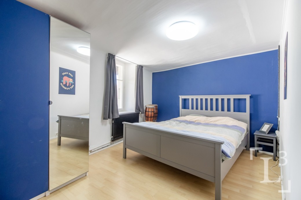 Modernes Schlafzimmer mit blauen Wänden