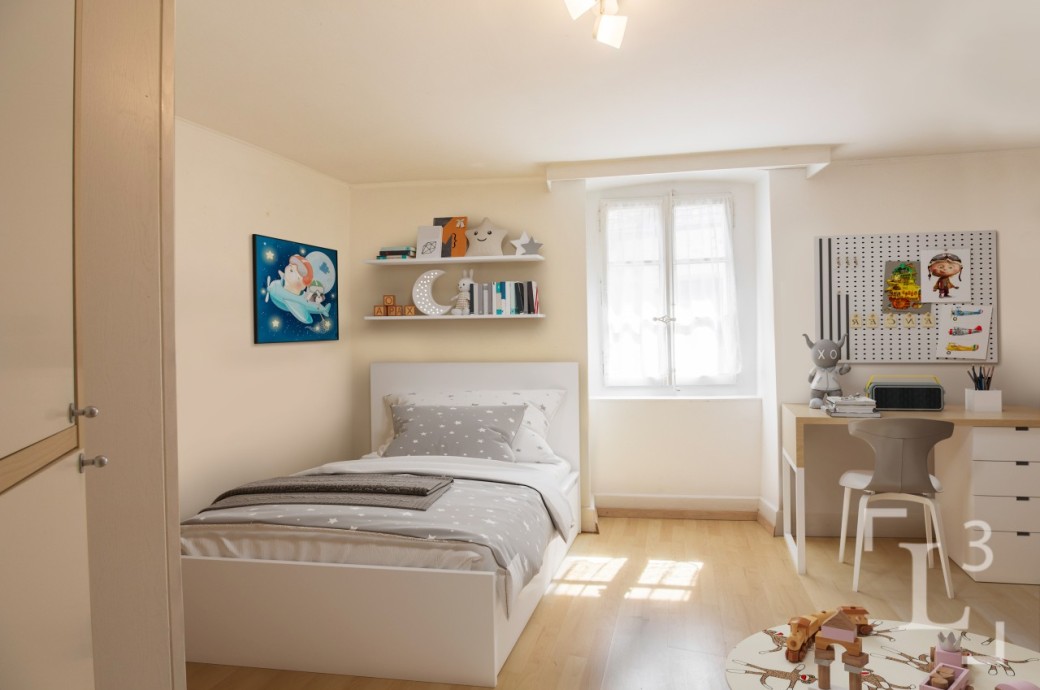 Kinderzimmer mit Einzelbett und Schreibtisch