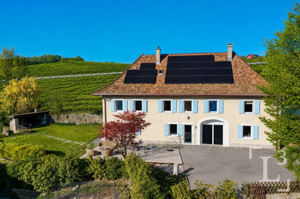Landhaus mit Solarpaneelen und Garten