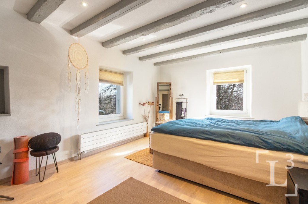 Helles Schlafzimmer mit Holzbalkendecke