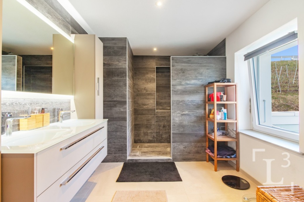 Modernes Badezimmer mit Dusche und Waschtisch