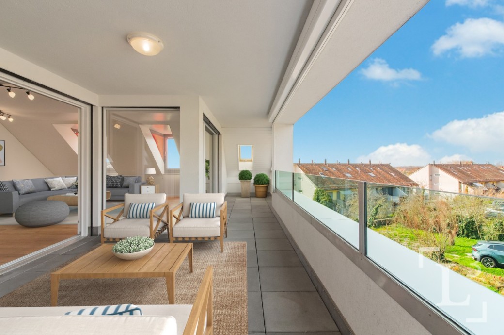 Balkon mit Sitzgruppe und Ausblick