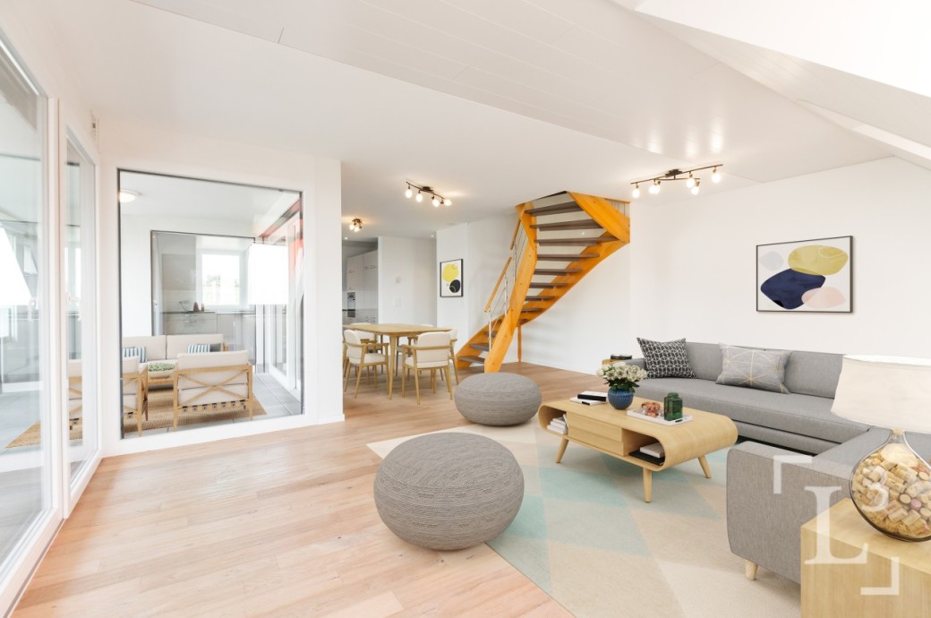 Helles, modernes Wohn-Esszimmer mit Treppe