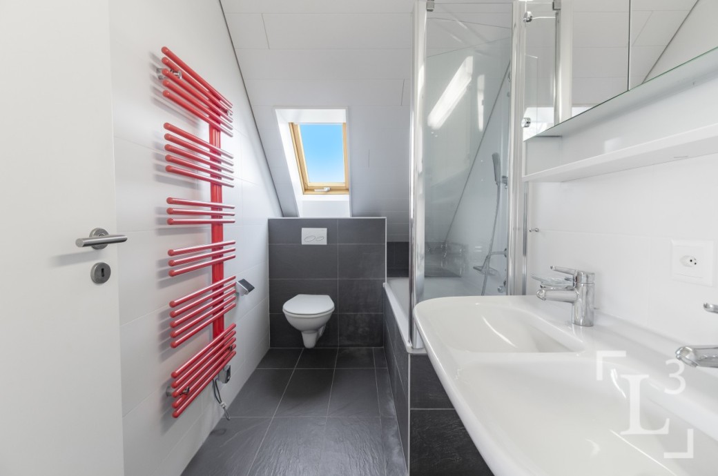 Modernes Dachgeschossbad mit Dusche und WC