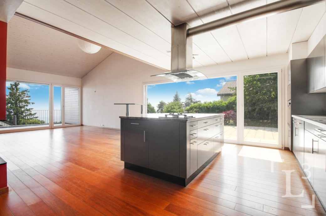 Offener Wohnraum mit moderner Küche und Terrasse