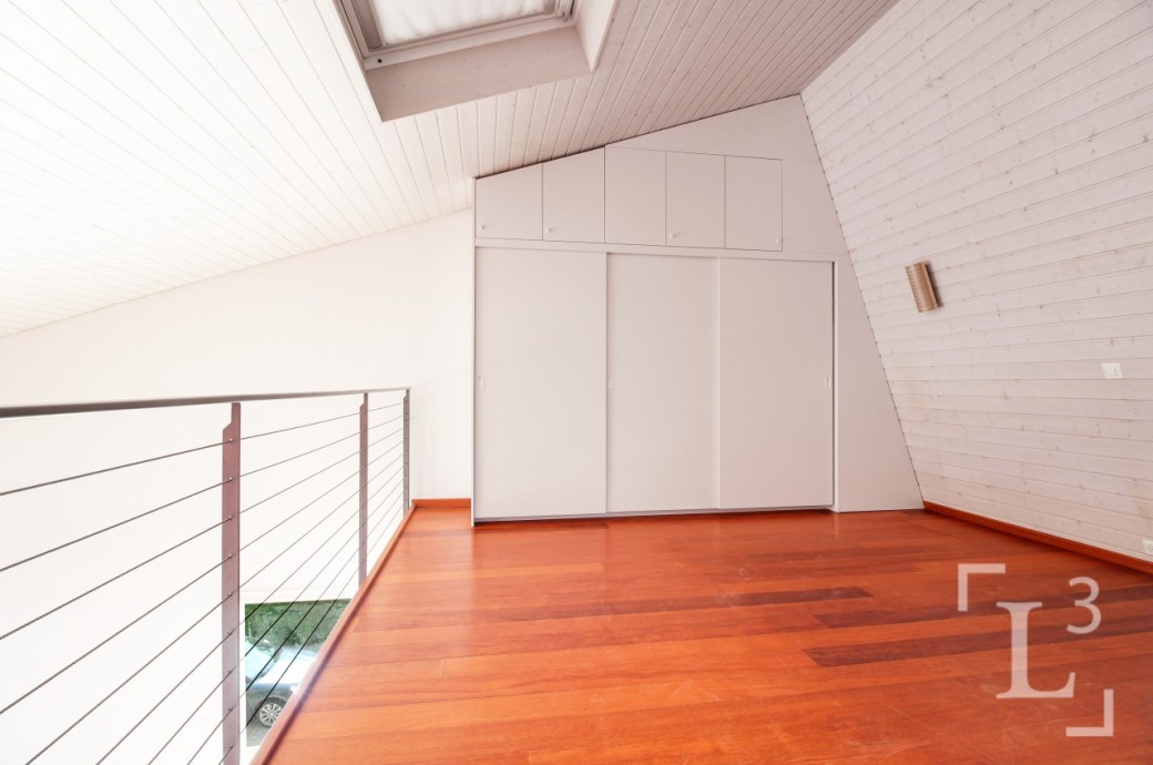Galerie mit Einbauschrank und Holzfußboden
