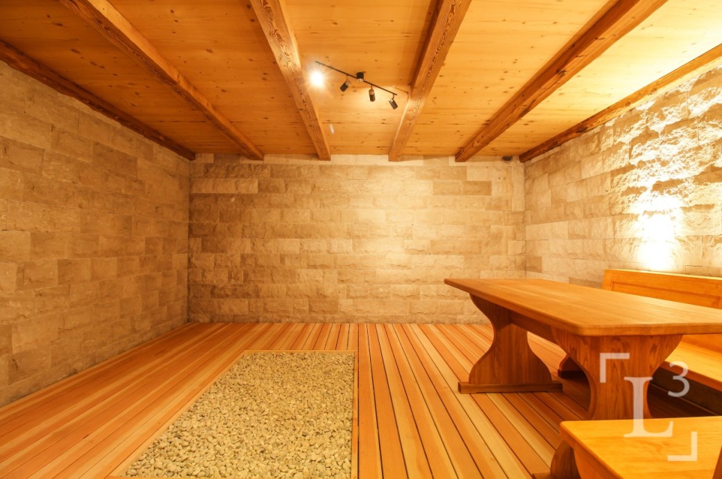 Rustikaler Innenraum mit Holzbalkendecke