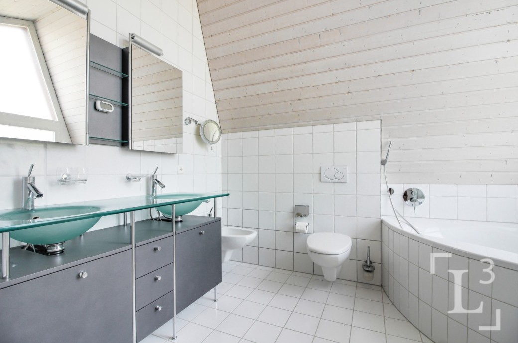 Modernes Badezimmer mit Dachschräge