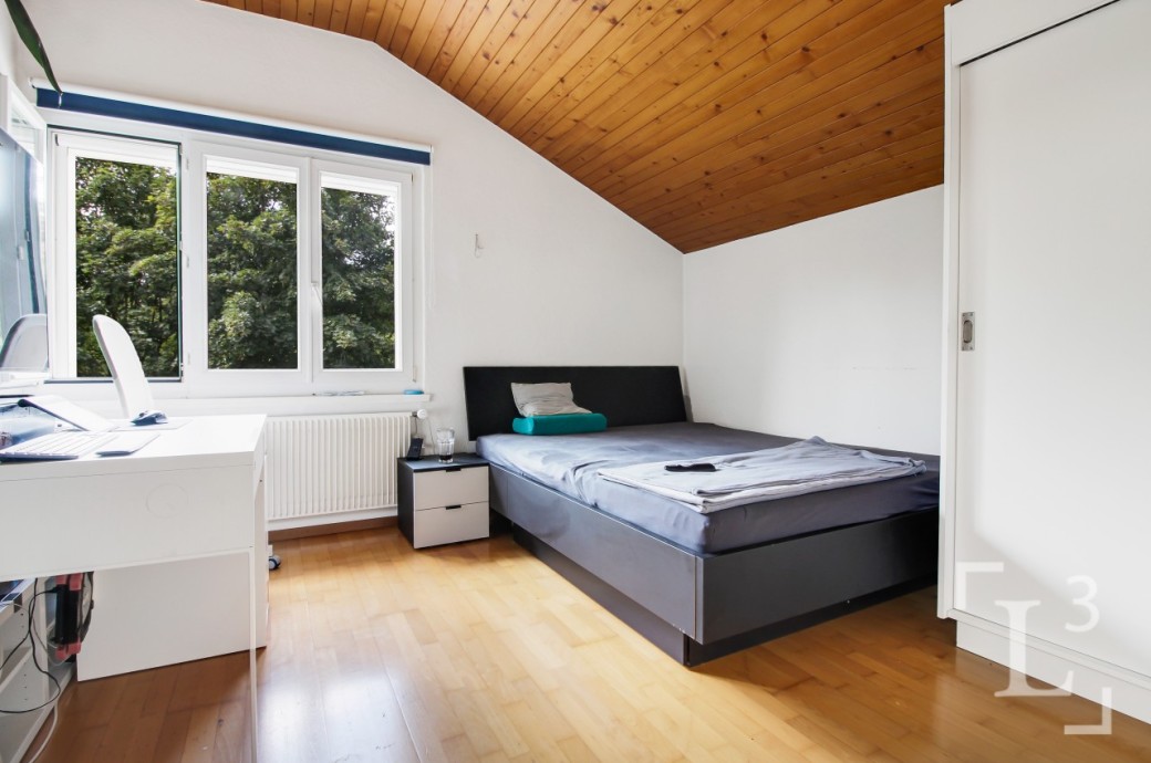 Helles Schlafzimmer mit Holzdecke