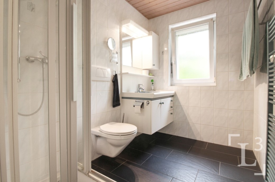 Modernes Badezimmer mit Dusche und Wand-WC