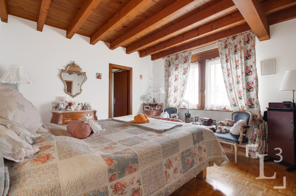 Gemütliches Schlafzimmer mit Holzbalkendecke