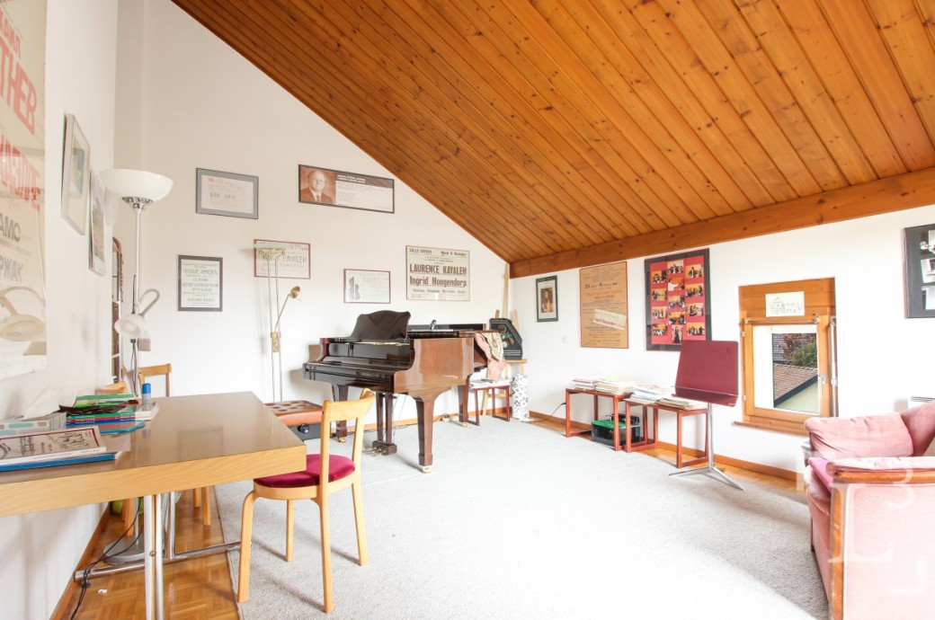 Musikzimmer mit Klavier und Holzdecke