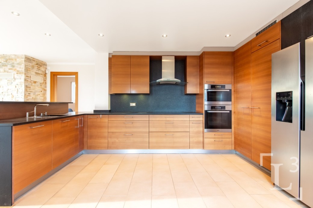 Moderne Einbauküche mit Holzfronten