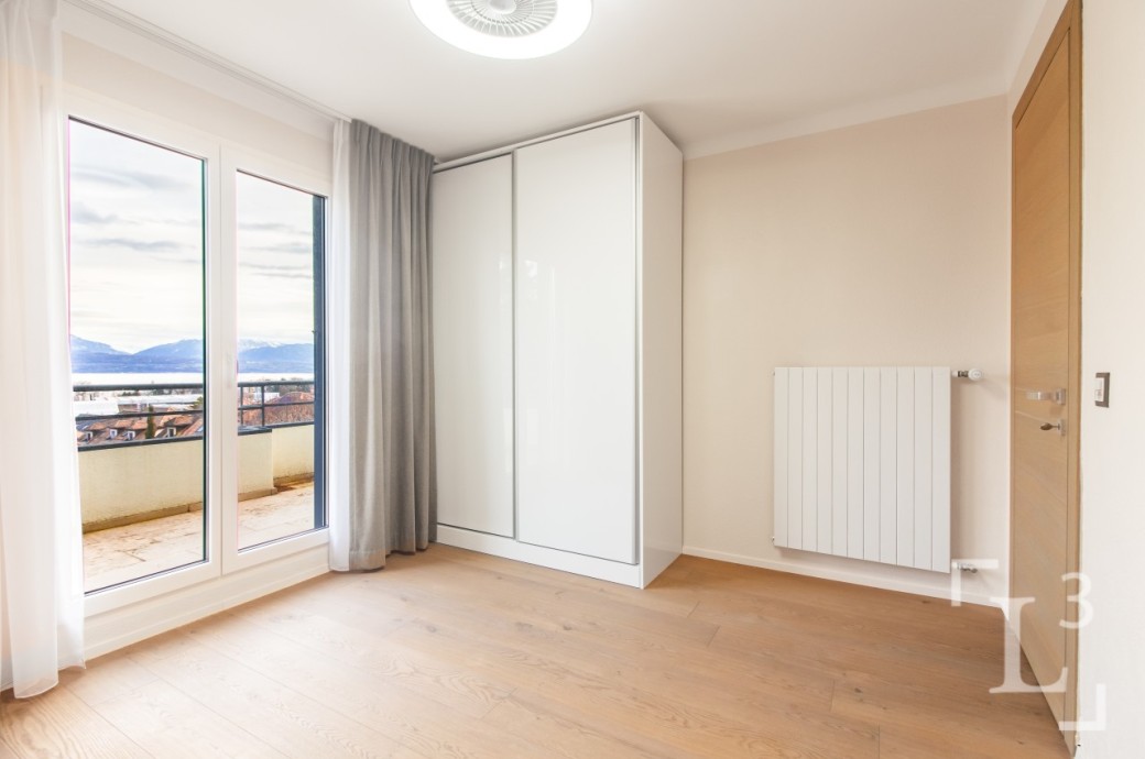 Helles Schlafzimmer mit Balkonblick