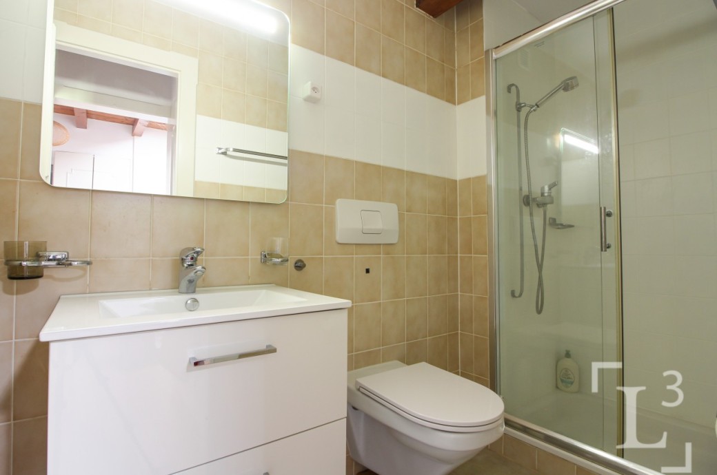 Modernes Badezimmer mit Dusche und Waschtisch