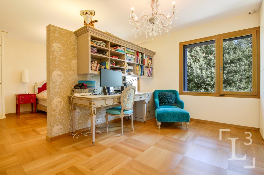 Charmantes Arbeits- und Schlafzimmer mit luxuriösen Akzenten