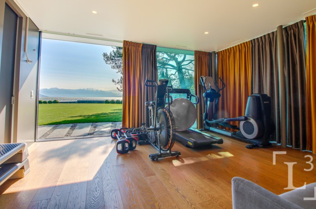 Fitnessraum mit Panoramablick