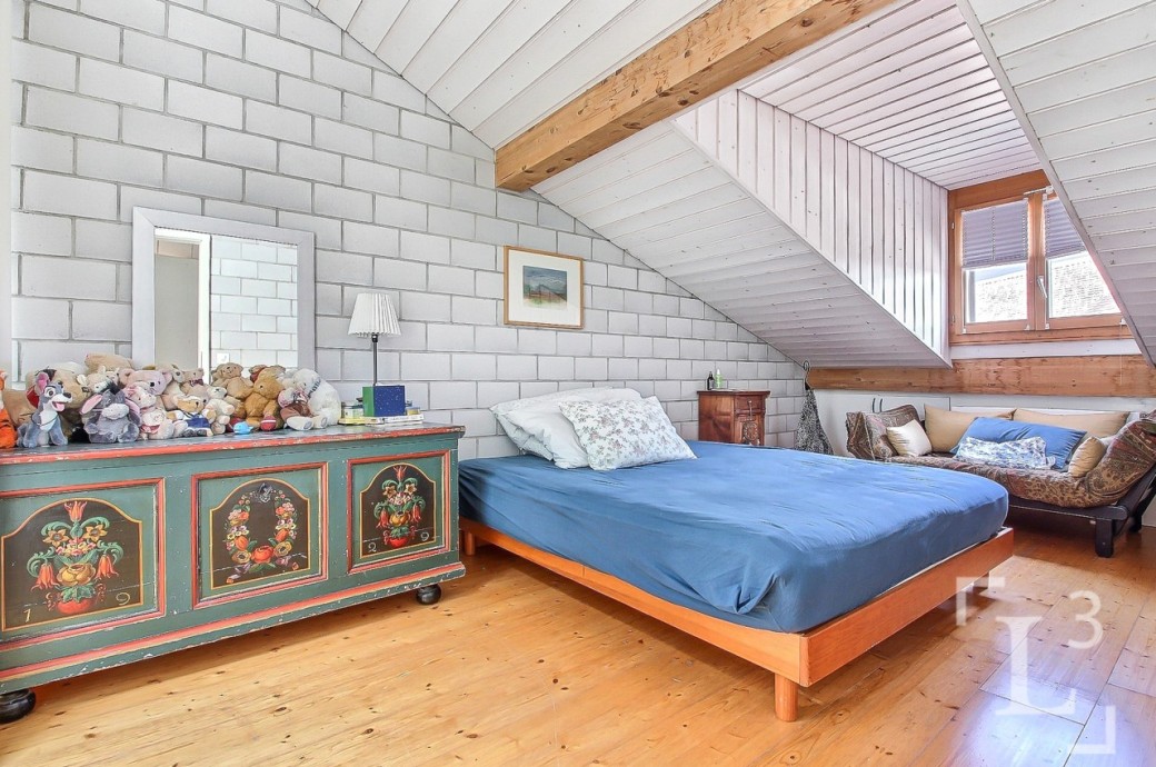 Dachgeschoss-Schlafzimmer mit Dachschräge